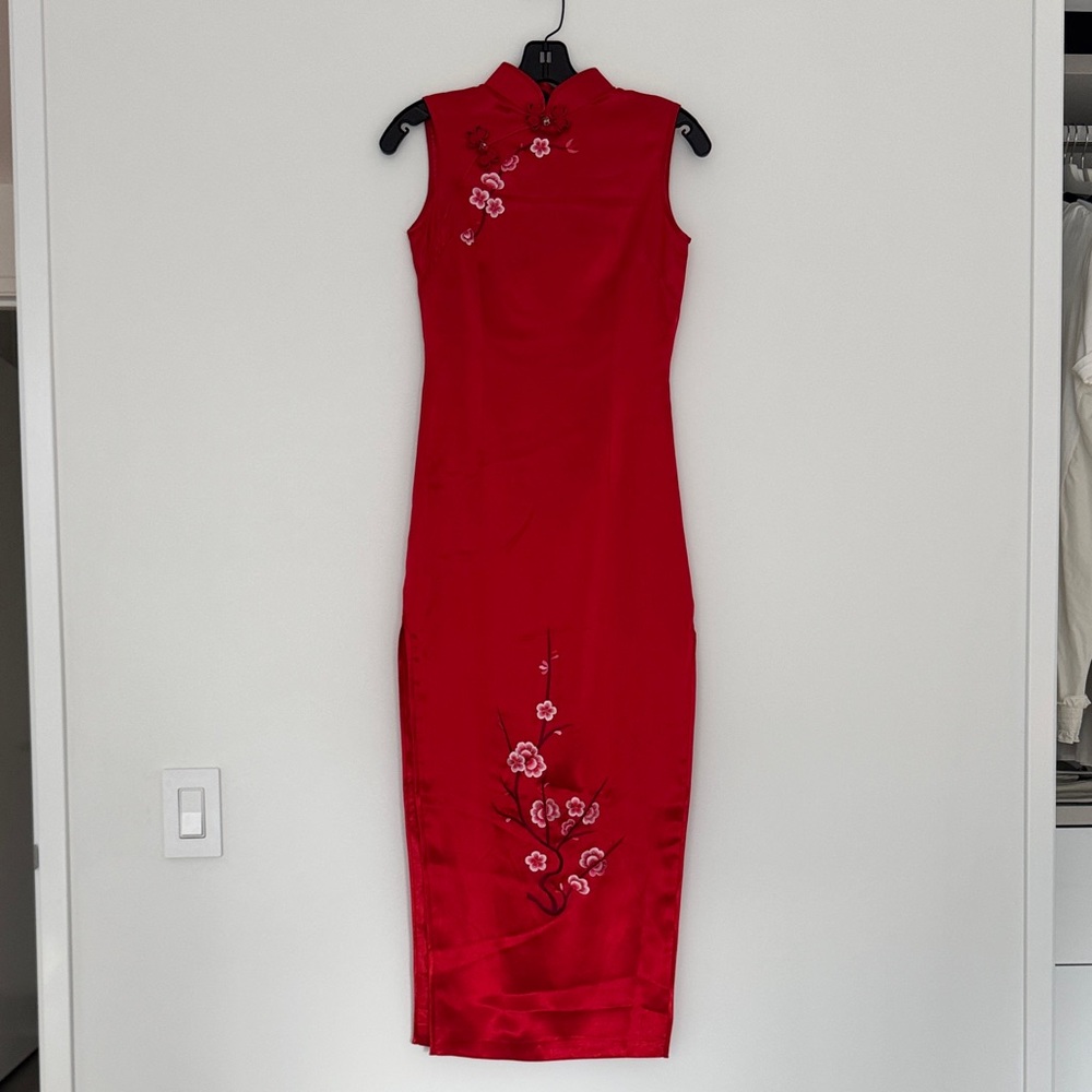 Elegant Red Silk Cheongsam (Qipao) Traditional Chinese Dress